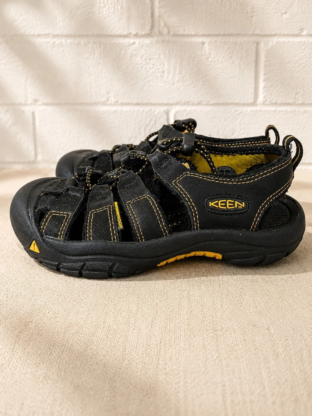 KEEN Newport H2 Waterproof Sandals Kids Child Size 1 Black Yellow Hiking Shoes